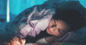 ¡¡Usar el móvil por la noche te quita el sueño!! Usar el móvil por la noche te quita el sueño