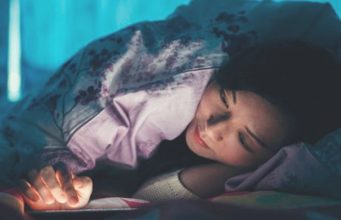 ¿Cómo Los Dispositivos Influyen En Las Relaciones Modernas? Usar el móvil por la noche te quita el sueño